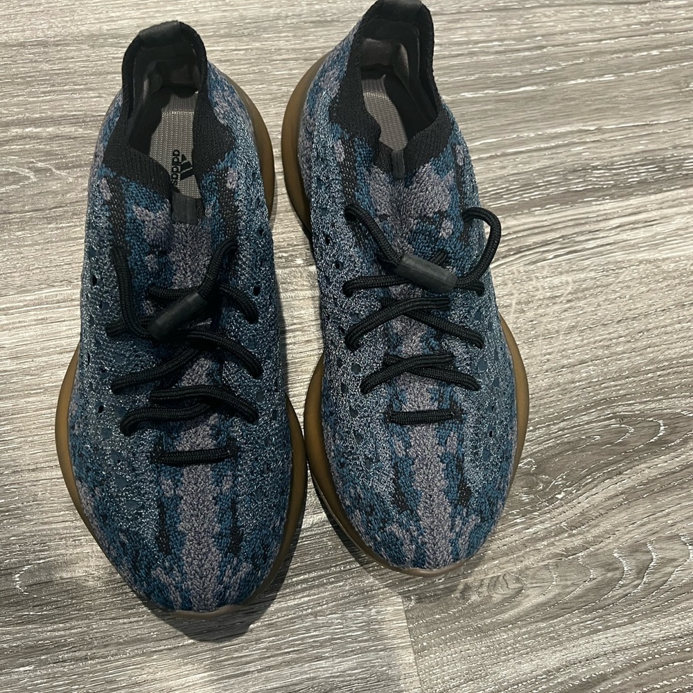 Adidas yeezy covellite size 5.5 worn twice. Authentic.